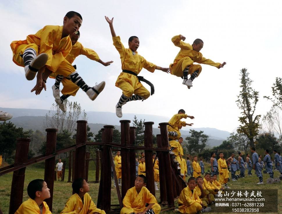 嵩山少林寺武校的学员在训练