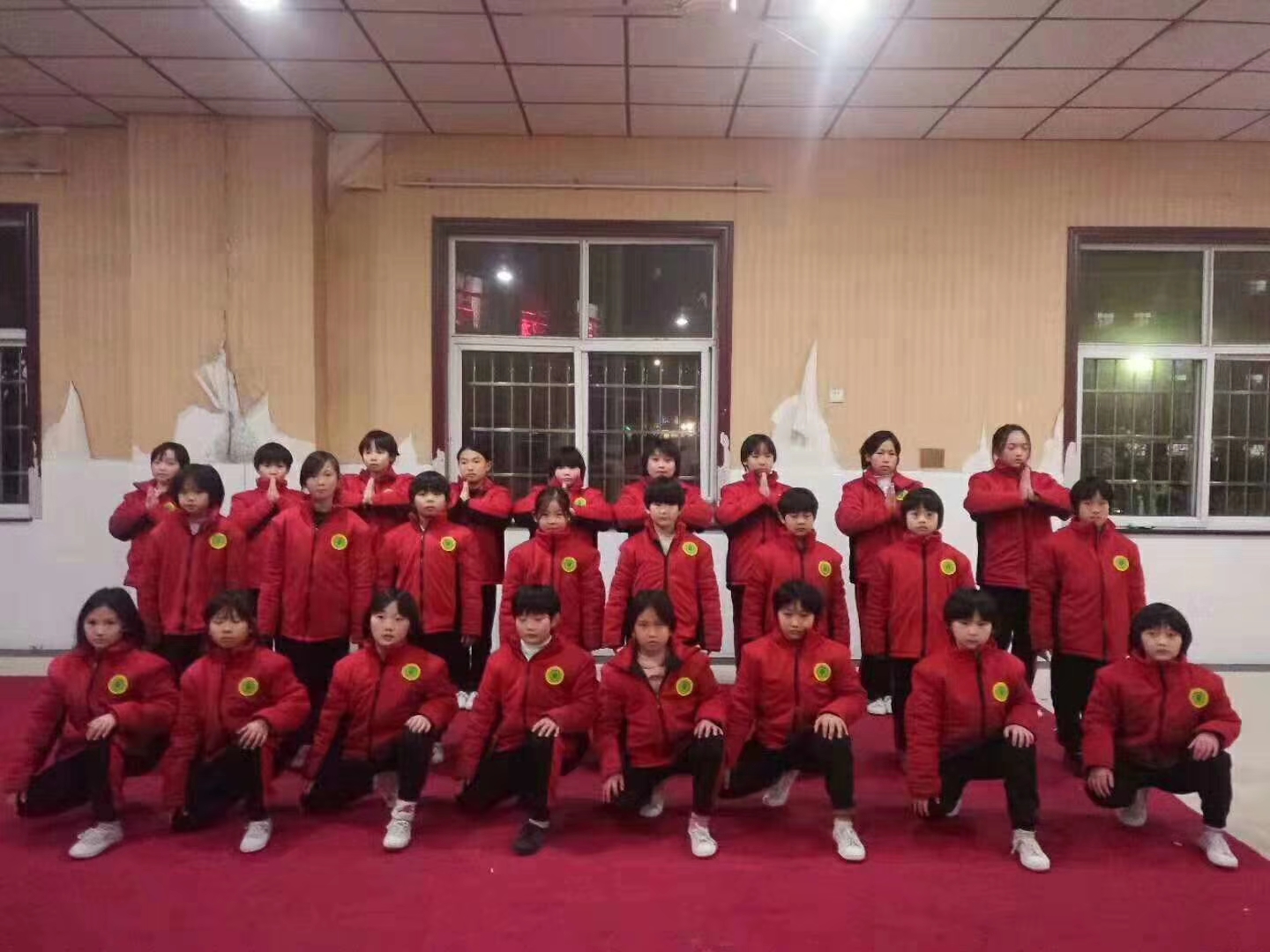 嵩山少林寺武术学校学生在操场上练习武术