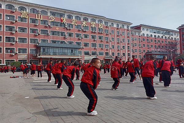 河南嵩山少林寺文武学校学费一年收取多少钱武校的文化课另学费吗