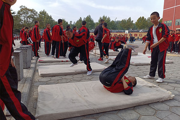 嵩山少林武术学校招生和学费是怎样？联系电话是多少？